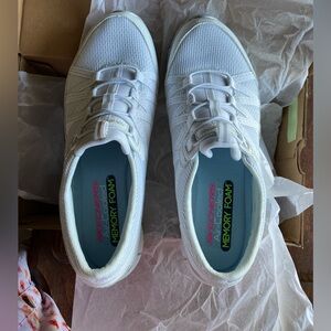 Sketchers White Sneaker Sneaks